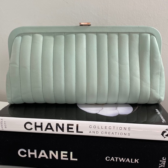 RARE authentic Chanel lamb skin clutch - Picture 3 of 14